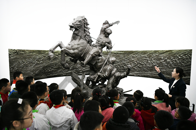 学生们在东北烈士纪念馆听讲解。